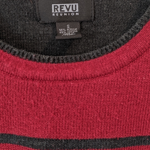 ♦️B2G1FREE♦️maroon sweater w/1 thin black strip - Picture 2 of 3